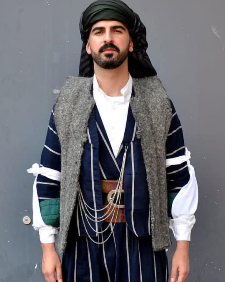 Lacivert çizgili şal û şepik ve gri keçe yelek, önden görünüm