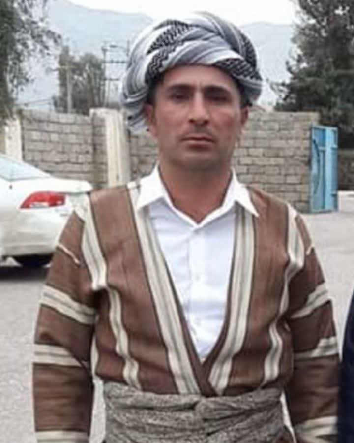 Kahverengi çizgili şal û şepik takımı ve şûtik kuşak
