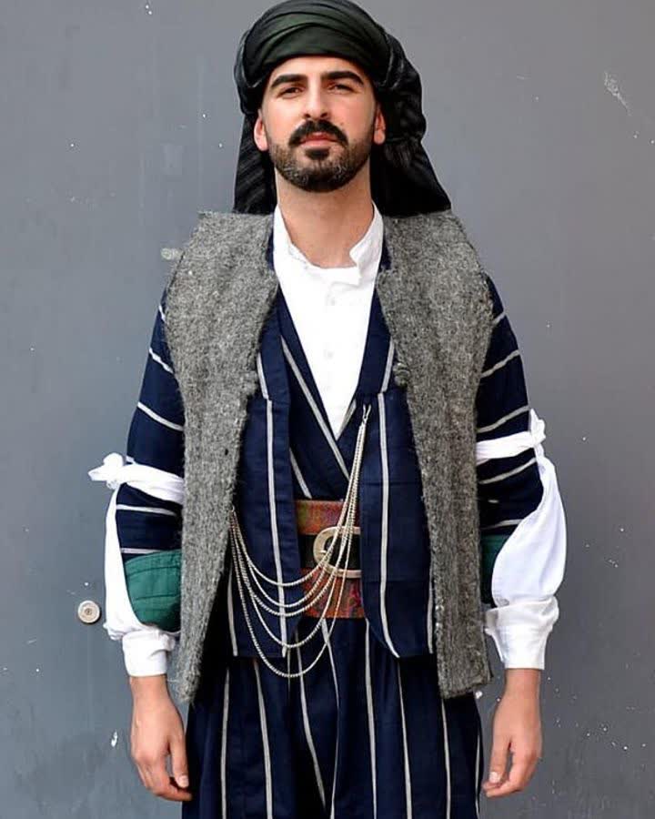 Lacivert çizgili şepik ceket ve gri keçe yelek, önden