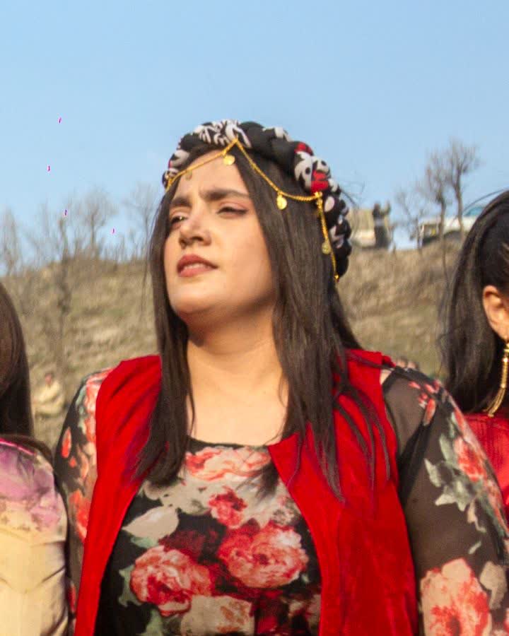 Kırmızı yelekli çiçek desenli kirasfistanlı kadın halayda