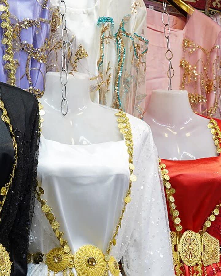 Altın işlemeli beyaz saten elbise ve telkâri kemer, vitrin mankeninde