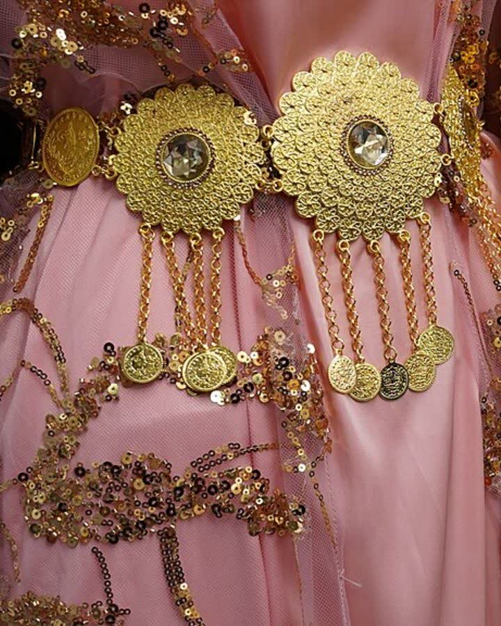 Pembe elbisede kristal taşlı altın çiçek kemer detayı