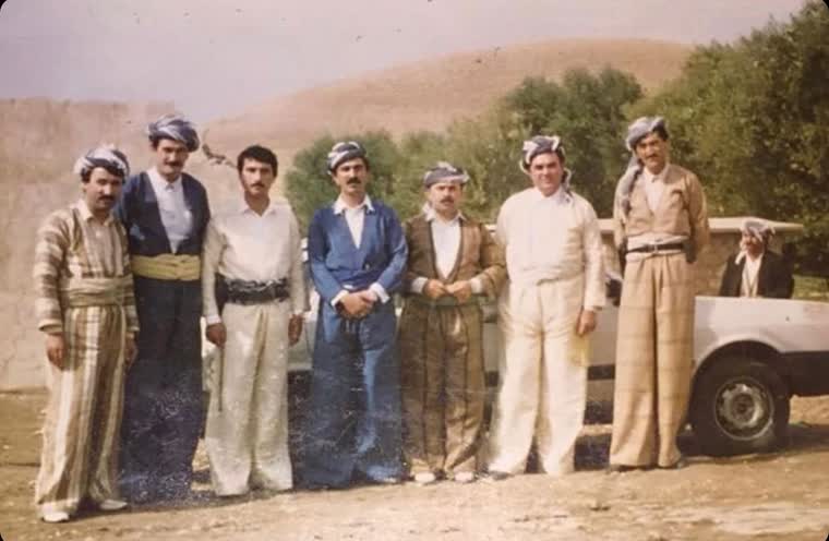Şal û şepik takımları ve puşi sarıklarıyla taş merdivende poz veren adamlar, arşiv fotoğrafı