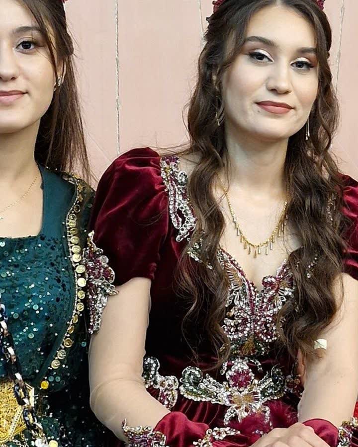 Kırmızı kadife kirasfistan, altın kofi ve gerdanlıkla