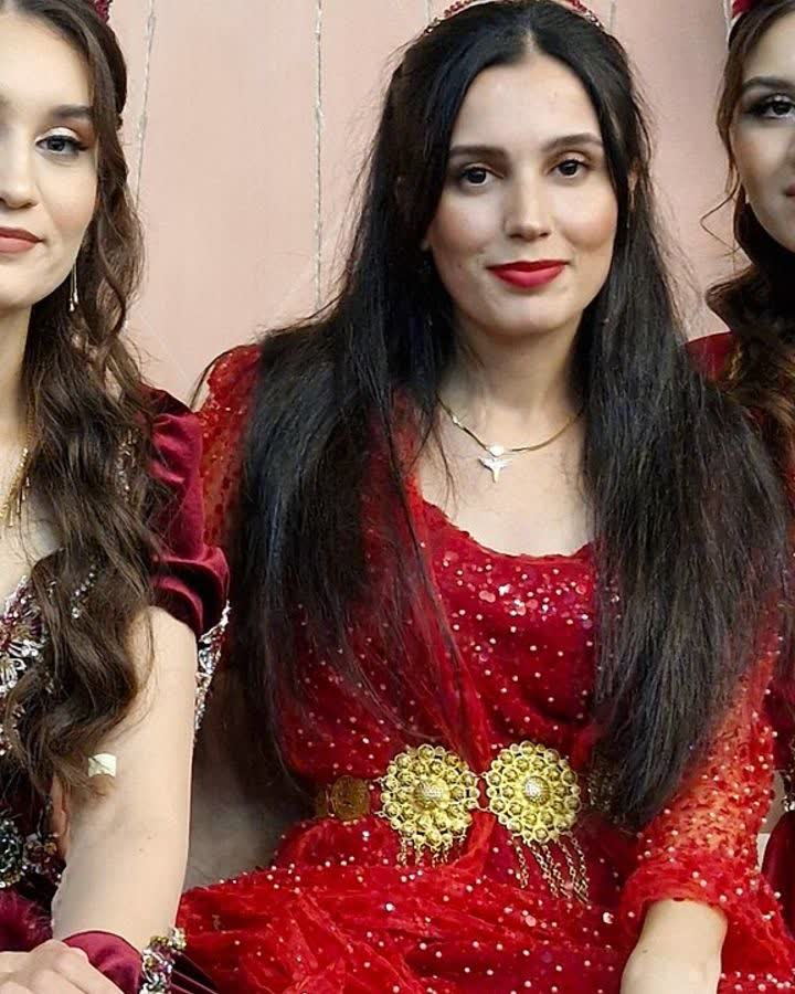 Bordo kadife elbise ve altın kemer, çiçek süslemeli fonda
