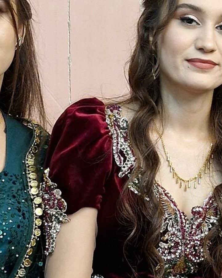 Kırmızı kadife elbisede altın takı detayı